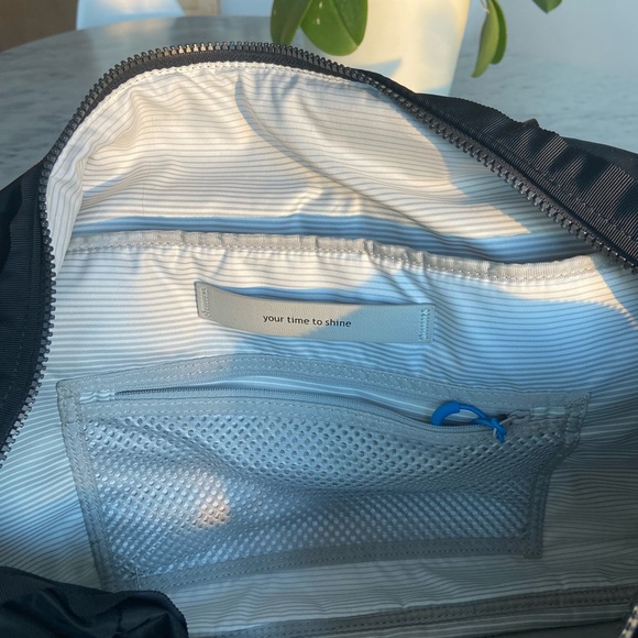 Black Lululemon bag in almost perfect condition. Hardly used. Loads of pockets. - Picture 5 of 5